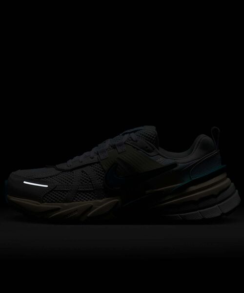 NIKE（ナイキ）の「ナイキ V2K ラン ウィメンズシューズ / Nike V2K Run Women's Shoes FD0736-105 White（スニーカー・レディース・ホワイト・22/22.5/23/23.5/24/24.5/25/25.5/26/26.5/27/28/29）」の11枚目の写真