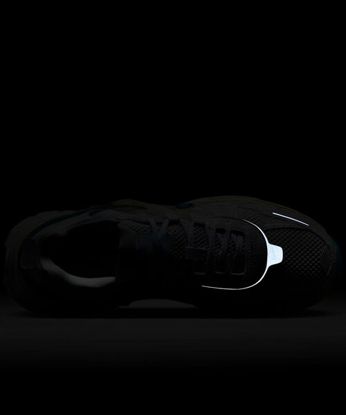 NIKE（ナイキ）の「ナイキ V2K ラン ウィメンズシューズ / Nike V2K Run Women's Shoes FD0736-105 White（スニーカー・レディース・ホワイト・22/22.5/23/23.5/24/24.5/25/25.5/26/26.5/27/28/29）」の7枚目の写真