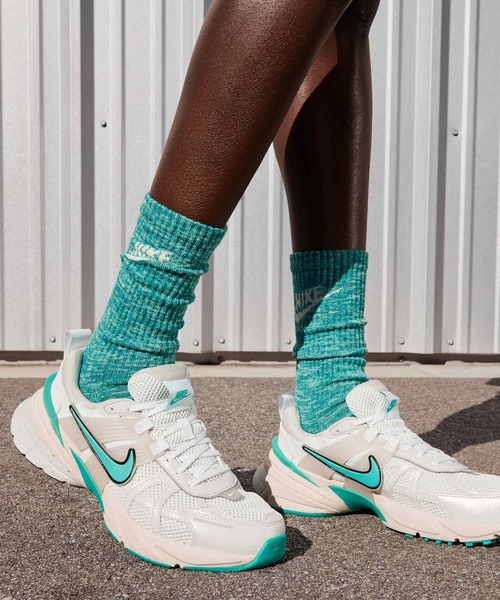 NIKE（ナイキ）の「ナイキ V2K ラン ウィメンズシューズ / Nike V2K Run Women's Shoes FD0736-105 White（スニーカー・レディース・ホワイト・22/22.5/23/23.5/24/24.5/25/25.5/26/26.5/27/28/29）」の2枚目の写真