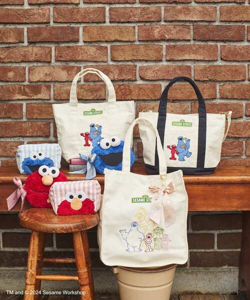 Maison de FLEUR（メゾンドフルール）の「クッキーモンスター フェイスポーチ（ポーチ・レディース・ブルー・FREE）」の4枚目の写真