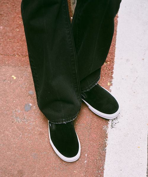 VANS（バンズ）の「"限定展開モデル"  VANS / バンズ クラシック スリッポン（スリッポン・メンズ・ブラック・90/100/110/80/85/95/70/75/105）」の2枚目の写真