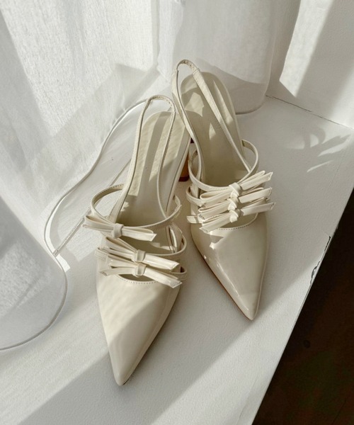 one after another NICE CLAUP(ワンアフターアナザーナイスクラップ)の「リボン付きポインテッドストラップシューズ(パンプス・レディース・サックスブルー/アイボリー/ブラック・M/L/S)」の2枚目の写真