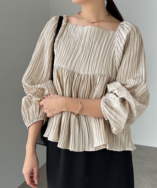andme(アンドミー)の「ボリューム袖マットサテンペプラムトップス(シャツ/ブラウス・レディース・ライトベージュ/オフホワイト/スミクロ/イエロー・M)」の3枚目の写真