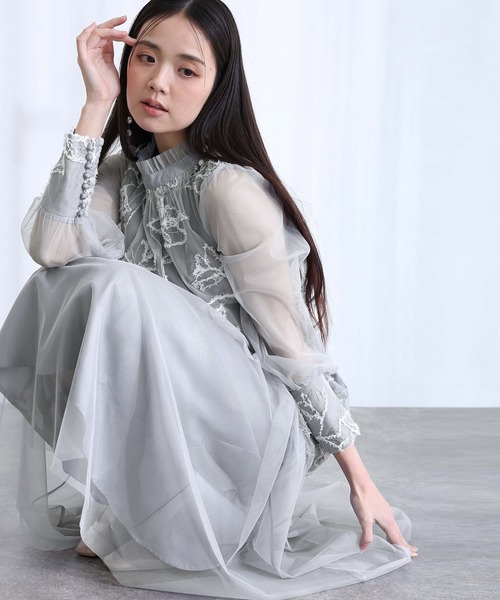 PourVous(プールヴー)の「フェザーフラワー チュール パーティー ドレス セレモニー ミモレ丈&袖あり 結婚式 二次会 フォーマル オケージョンドレス 同窓会 成人式 ロング カフス Aライン お呼ばれ 謝恩会 20代 30代(ドレス・レディース・グレー/ブラック/ベージュ系その他・M)」の3枚目の写真