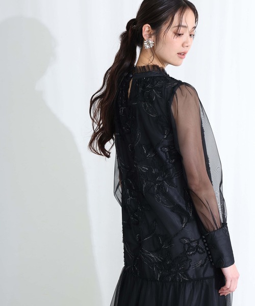 PourVous(プールヴー)の「フェザーフラワー チュール パーティー ドレス セレモニー ミモレ丈&袖あり 結婚式 二次会 フォーマル オケージョンドレス 同窓会 成人式 ロング カフス Aライン お呼ばれ 謝恩会 20代 30代(ドレス・レディース・グレー/ブラック/ベージュ系その他・M)」の7枚目の写真