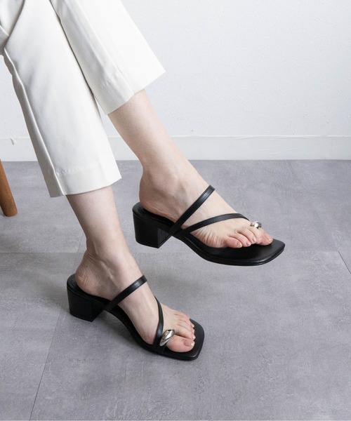 Fabby fabby（ファビィーファビィー）の「スクエアメタルトングチャームヒールサンダル（サンダル・レディース・シルバー/ブラック/ブラウン/ホワイト/シルバー系その他・SMALL/MEDIUM/LARGE）」の2枚目の写真