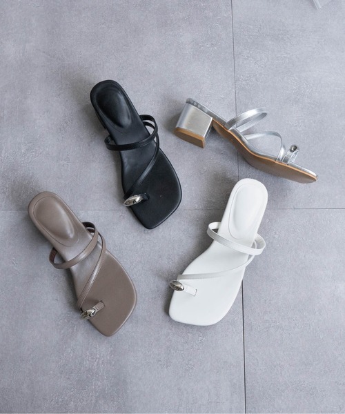 Fabby fabby（ファビィーファビィー）の「スクエアメタルトングチャームヒールサンダル（サンダル・レディース・シルバー/ブラック/ブラウン/ホワイト/シルバー系その他・SMALL/MEDIUM/LARGE）」の6枚目の写真