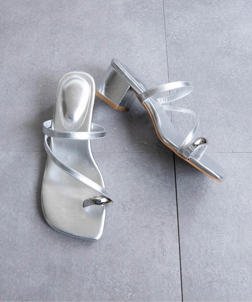 Fabby fabby（ファビィーファビィー）の「スクエアメタルトングチャームヒールサンダル（サンダル・レディース・シルバー/ブラック/ブラウン/ホワイト/シルバー系その他・SMALL/MEDIUM/LARGE）」の10枚目の写真