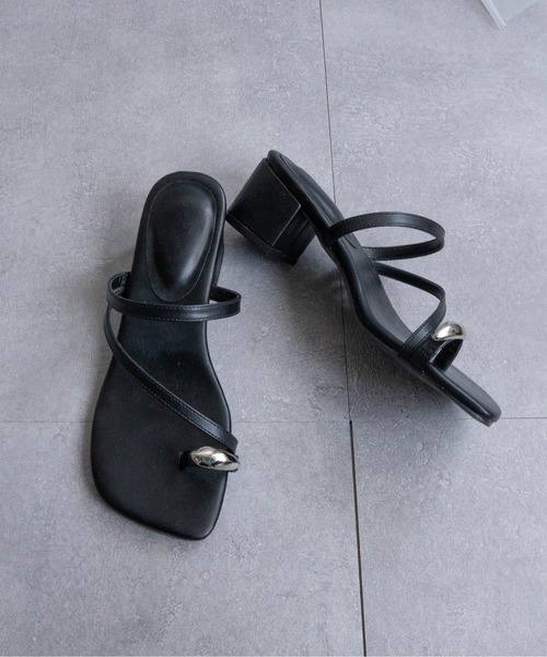 Fabby fabby（ファビィーファビィー）の「スクエアメタルトングチャームヒールサンダル（サンダル・レディース・シルバー/ブラック/ブラウン/ホワイト/シルバー系その他・SMALL/MEDIUM/LARGE）」の8枚目の写真