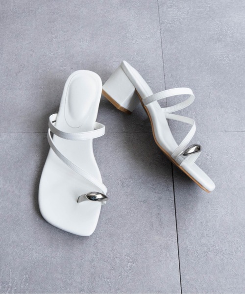 Fabby fabby（ファビィーファビィー）の「スクエアメタルトングチャームヒールサンダル（サンダル・レディース・シルバー/ブラック/ブラウン/ホワイト/シルバー系その他・SMALL/MEDIUM/LARGE）」の7枚目の写真