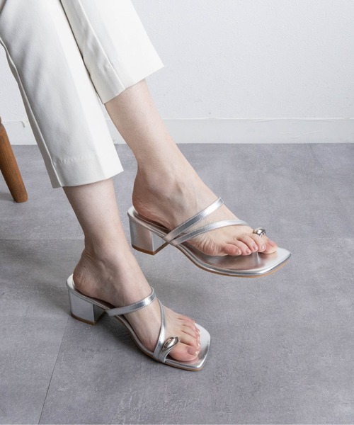 Fabby fabby（ファビィーファビィー）の「スクエアメタルトングチャームヒールサンダル（サンダル・レディース・シルバー/ブラック/ブラウン/ホワイト/シルバー系その他・SMALL/MEDIUM/LARGE）」の17枚目の写真