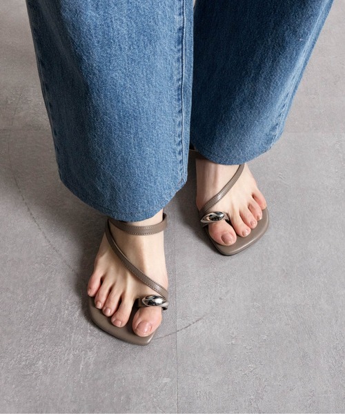 Fabby fabby（ファビィーファビィー）の「スクエアメタルトングチャームヒールサンダル（サンダル・レディース・シルバー/ブラック/ブラウン/ホワイト/シルバー系その他・SMALL/MEDIUM/LARGE）」の12枚目の写真