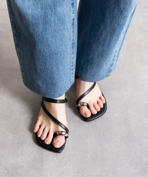 Fabby fabby（ファビィーファビィー）の「スクエアメタルトングチャームヒールサンダル（サンダル・レディース・シルバー/ブラック/ブラウン/ホワイト/シルバー系その他・SMALL/MEDIUM/LARGE）」の11枚目の写真