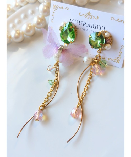 tone(トーン)の「【MUURABBTI】グリーンビジューと蝶々のピアス(MA)(ピアス(両耳用)・レディース・グリーン・FREE)」の1枚目の写真