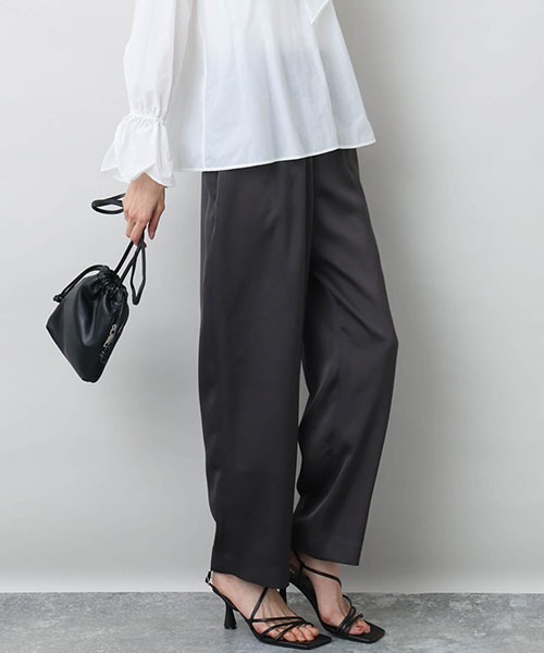 MK MICHEL KLEIN（エムケーミッシェルクラン）の「リラックスサテンテーパードパンツ/洗える（その他パンツ・レディース・ダークグレー/ライトグレー・38）」の3枚目の写真