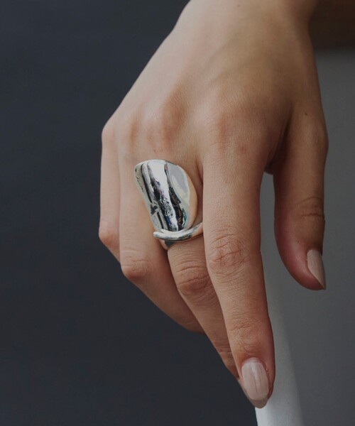 loni(ロニ)の「<loni>Benjamin Asymmetry リング(リング・レディース・シルバー/ゴールド・13)」の1枚目の写真