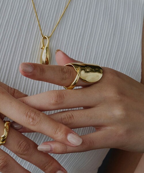 loni(ロニ)の「<loni>Benjamin Asymmetry リング(リング・レディース・シルバー/ゴールド・13)」の2枚目の写真