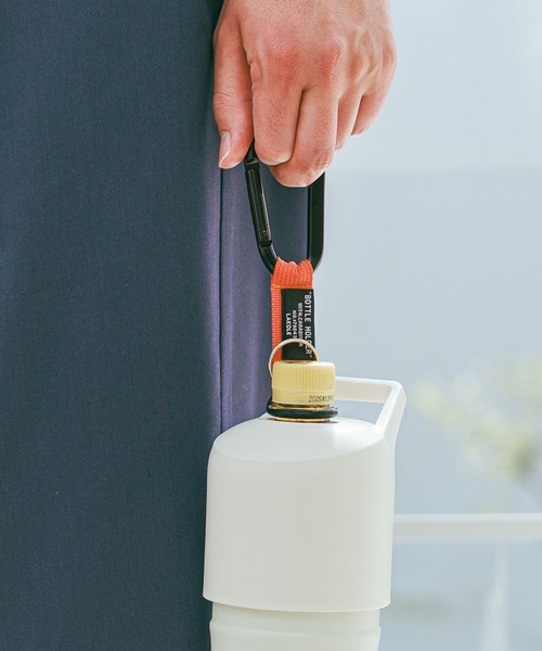 LAKOLE（ラコレ）の「カラビナボトルホルダー / 326944（キーホルダー・レディース・ブラック/ブルー/オレンジ・FREE）」の3枚目の写真