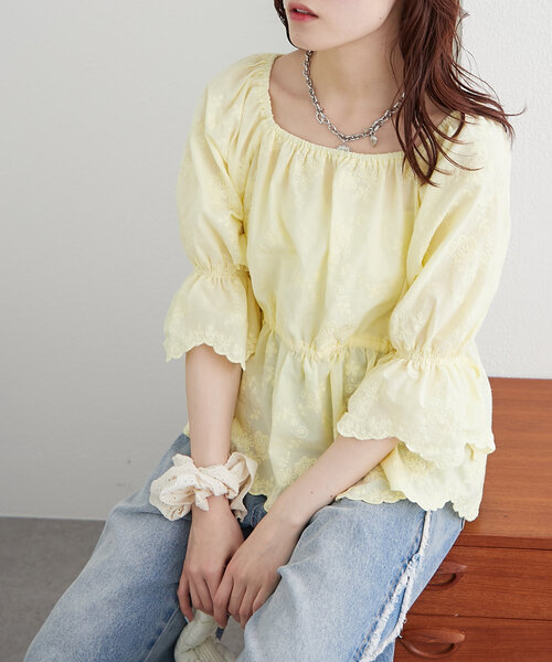 w closet（ダブルクローゼット）の「【前後2WAY】レース刺繍オフショルブラウス（シャツ/ブラウス・レディース・サックスブルー/イエロー/アイボリー/ブラック・FREE）」の4枚目の写真