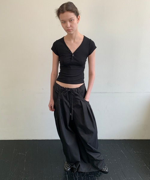 LONSLAN（ロンスラン）の「【LONSLAN】VネックプラケットTシャツ LONW25s043（Tシャツ/カットソー・レディース・ブラック/ホワイト・M）」の3枚目の写真