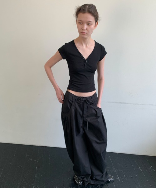 LONSLAN（ロンスラン）の「【LONSLAN】VネックプラケットTシャツ LONW25s043（Tシャツ/カットソー・レディース・ブラック/ホワイト・M）」の5枚目の写真