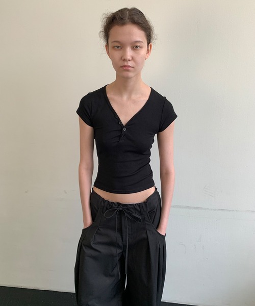 LONSLAN（ロンスラン）の「【LONSLAN】VネックプラケットTシャツ LONW25s043（Tシャツ/カットソー・レディース・ブラック/ホワイト・M）」の7枚目の写真