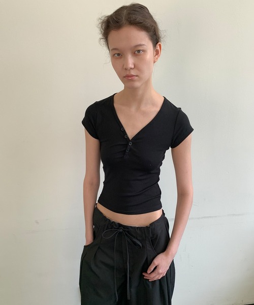 LONSLAN（ロンスラン）の「【LONSLAN】VネックプラケットTシャツ LONW25s043（Tシャツ/カットソー・レディース・ブラック/ホワイト・M）」の9枚目の写真