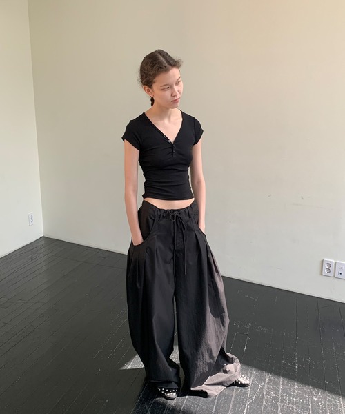 LONSLAN（ロンスラン）の「【LONSLAN】VネックプラケットTシャツ LONW25s043（Tシャツ/カットソー・レディース・ブラック/ホワイト・M）」の8枚目の写真