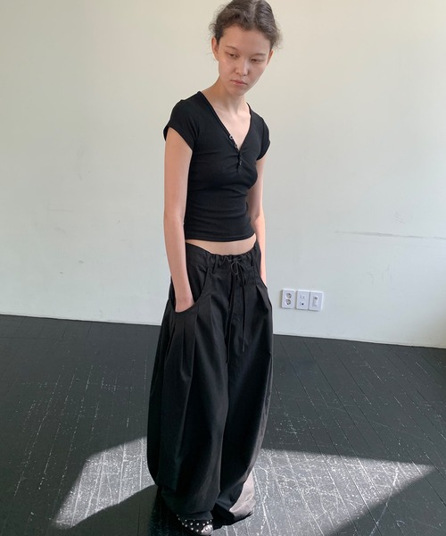 LONSLAN（ロンスラン）の「【LONSLAN】VネックプラケットTシャツ LONW25s043（Tシャツ/カットソー・レディース・ブラック/ホワイト・M）」の12枚目の写真