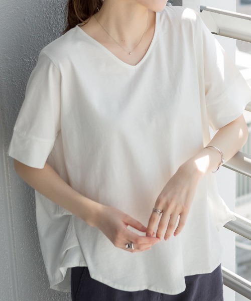 RCD(アールシーディー)の「脇タックVネック半袖カットソー(Tシャツ/カットソー・レディース・ホワイト/ブラック/ライトブラウン・M-L/LL~3L/4L~5L)」の2枚目の写真