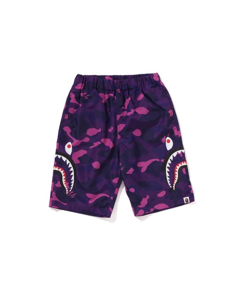 A BATHING APE(アベイシングエイプ)の「COLOR CAMO SIDE SHARK BEACH SHORTS(その他パンツ・キッズ・レッド/パープル/ネイビー/ブラック・150)」の1枚目の写真