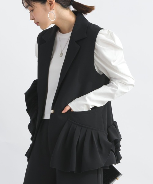 PICCIN PERLA（ピッチンペルラ）の「【セットアップ可能】アシンメトリーフリルジレ（ベスト・レディース・オフホワイト/ブラック・M）」の2枚目の写真