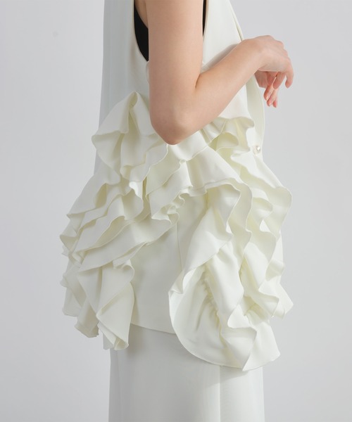 PICCIN PERLA（ピッチンペルラ）の「【セットアップ可能】アシンメトリーフリルジレ（ベスト・レディース・オフホワイト/ブラック・M）」の4枚目の写真