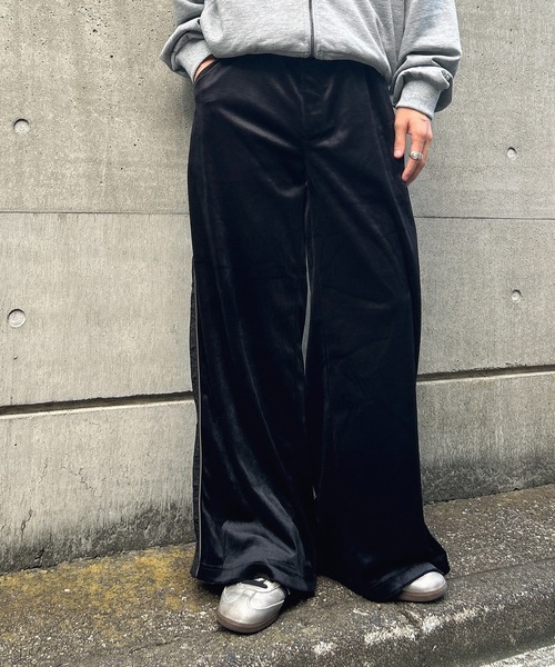 MandO(Auntie Rosa)(エムオー)の「ベロアナイロントラックパンツ/セットアップ着用可能(その他パンツ・メンズ・ブラック/ネイビー・LARGE/MEDIUM/SMALL)」の1枚目の写真