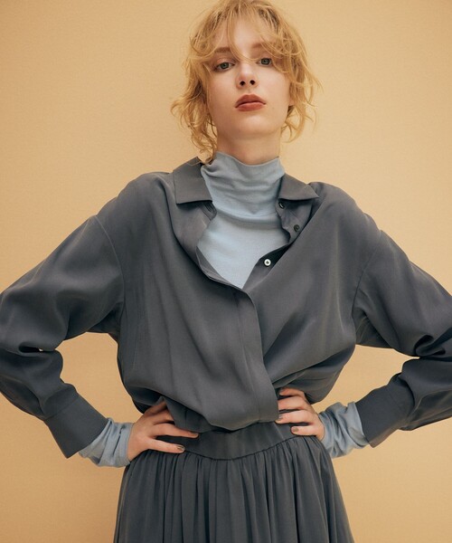 組曲（クミキョク）の「バウンディングシャーティングカシュクール ブラウス（シャツ/ブラウス・レディース・グレー系/ブラック系/アイボリー系・3/2）」の2枚目の写真