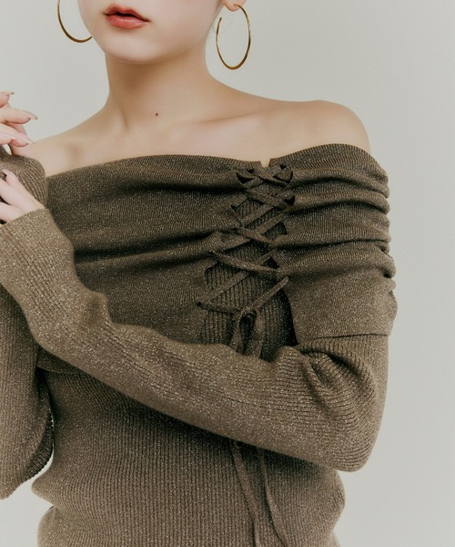 Olu.（オルドット）の「オフショルダーリボンラメニット（ニット/セーター・レディース・グレー/ピンクベージュ/ブラウン・FREE）」の4枚目の写真
