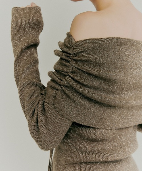Olu.（オルドット）の「オフショルダーリボンラメニット（ニット/セーター・レディース・グレー/ピンクベージュ/ブラウン・FREE）」の5枚目の写真