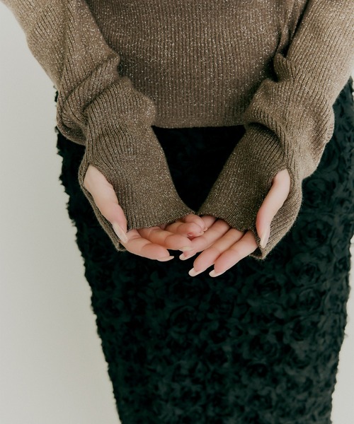 Olu.（オルドット）の「オフショルダーリボンラメニット（ニット/セーター・レディース・グレー/ピンクベージュ/ブラウン・FREE）」の6枚目の写真