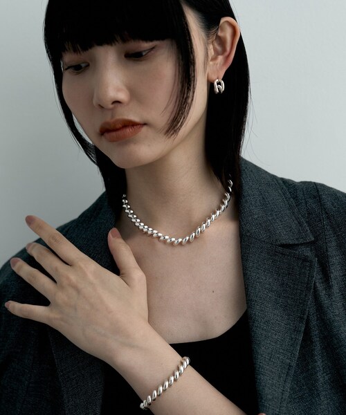 COCOSHNIK ONKITSCH(ココシュニックオンキッチュ)の「シルバー スモールフープ ニュアンスループピアス(ピアス(両耳用)・レディース・シルバー・00)」の2枚目の写真
