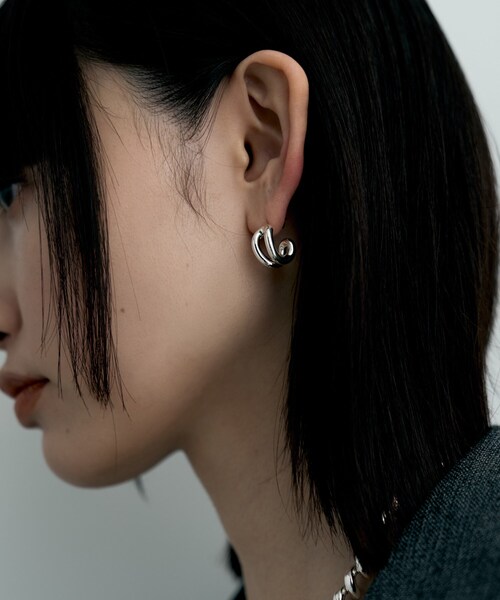 COCOSHNIK ONKITSCH(ココシュニックオンキッチュ)の「シルバー スモールフープ ニュアンスループピアス(ピアス(両耳用)・レディース・シルバー・00)」の4枚目の写真