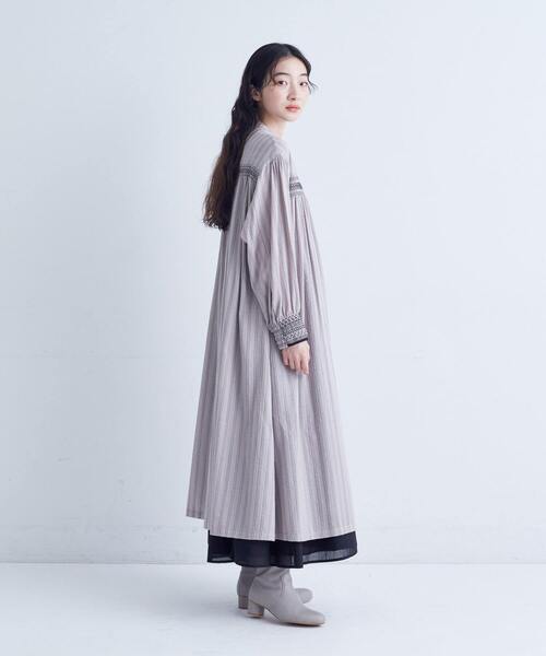 conges payes ADIEU TRISTESSE（コンジェ ペイエ アデュートリステス）の「スモッキングドビーワンピース（ワンピース・レディース・グレイッシュベージュ/ブラック・38）」の3枚目の写真