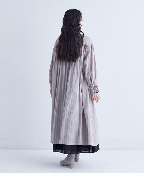 conges payes ADIEU TRISTESSE（コンジェ ペイエ アデュートリステス）の「スモッキングドビーワンピース（ワンピース・レディース・グレイッシュベージュ/ブラック・38）」の4枚目の写真