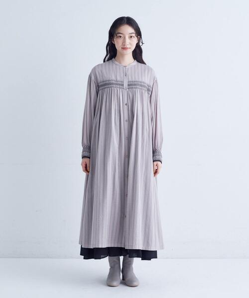 conges payes ADIEU TRISTESSE（コンジェ ペイエ アデュートリステス）の「スモッキングドビーワンピース（ワンピース・レディース・グレイッシュベージュ/ブラック・38）」の5枚目の写真