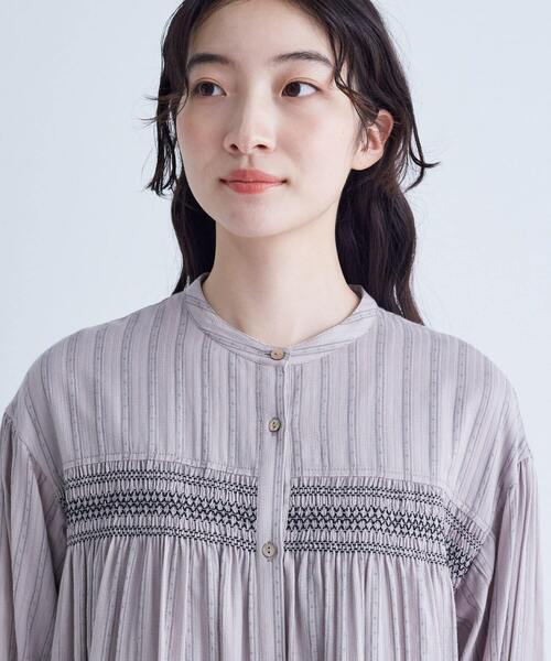 conges payes ADIEU TRISTESSE（コンジェ ペイエ アデュートリステス）の「スモッキングドビーワンピース（ワンピース・レディース・グレイッシュベージュ/ブラック・38）」の8枚目の写真