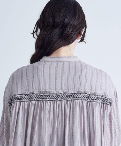 conges payes ADIEU TRISTESSE（コンジェ ペイエ アデュートリステス）の「スモッキングドビーワンピース（ワンピース・レディース・グレイッシュベージュ/ブラック・38）」の9枚目の写真