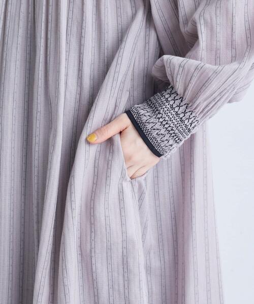 conges payes ADIEU TRISTESSE（コンジェ ペイエ アデュートリステス）の「スモッキングドビーワンピース（ワンピース・レディース・グレイッシュベージュ/ブラック・38）」の10枚目の写真