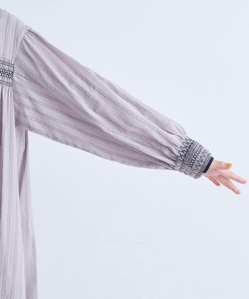 conges payes ADIEU TRISTESSE（コンジェ ペイエ アデュートリステス）の「スモッキングドビーワンピース（ワンピース・レディース・グレイッシュベージュ/ブラック・38）」の11枚目の写真