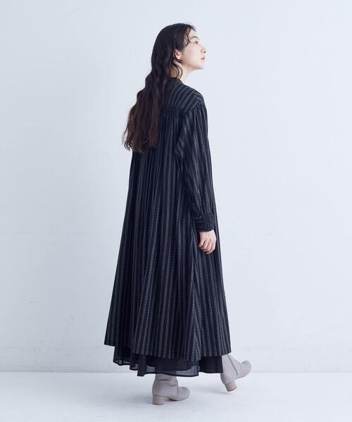 conges payes ADIEU TRISTESSE（コンジェ ペイエ アデュートリステス）の「スモッキングドビーワンピース（ワンピース・レディース・グレイッシュベージュ/ブラック・38）」の17枚目の写真