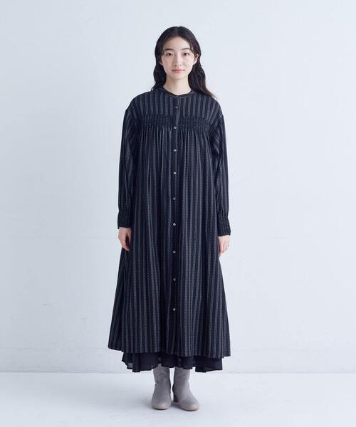 conges payes ADIEU TRISTESSE（コンジェ ペイエ アデュートリステス）の「スモッキングドビーワンピース（ワンピース・レディース・グレイッシュベージュ/ブラック・38）」の18枚目の写真