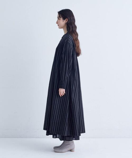 conges payes ADIEU TRISTESSE（コンジェ ペイエ アデュートリステス）の「スモッキングドビーワンピース（ワンピース・レディース・グレイッシュベージュ/ブラック・38）」の19枚目の写真